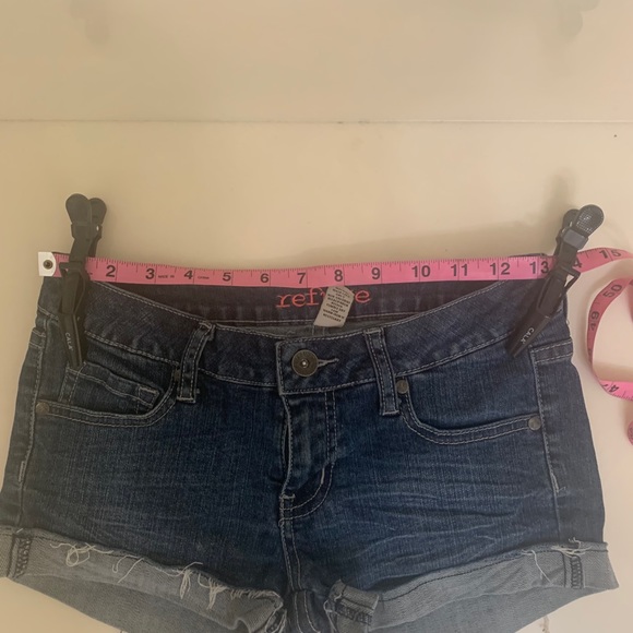 Refuge raw rolled hem denim shorts size 2 - Picture 6 of 7